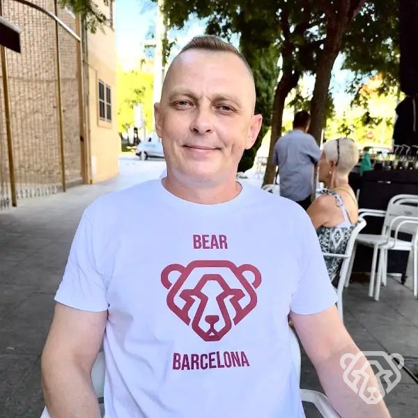 Cliente con una prenda Bear Barcelona