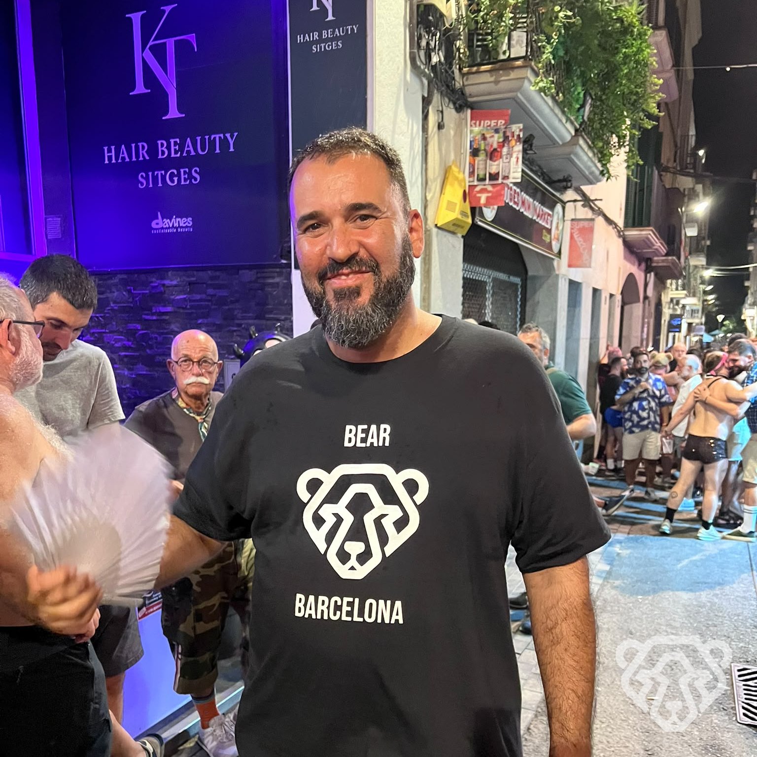 Cliente con una prenda Bear Barcelona
