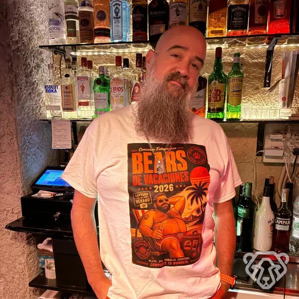 Cliente con una prenda Bear Barcelona
