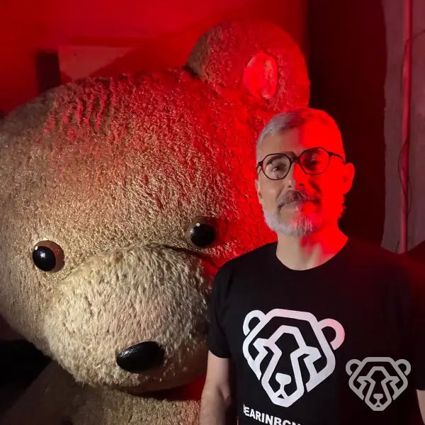 Cliente con una prenda Bear Barcelona