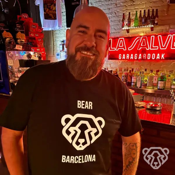 Cliente con una prenda Bear Barcelona