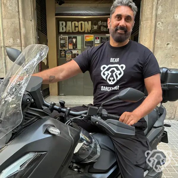 Cliente con una prenda Bear Barcelona